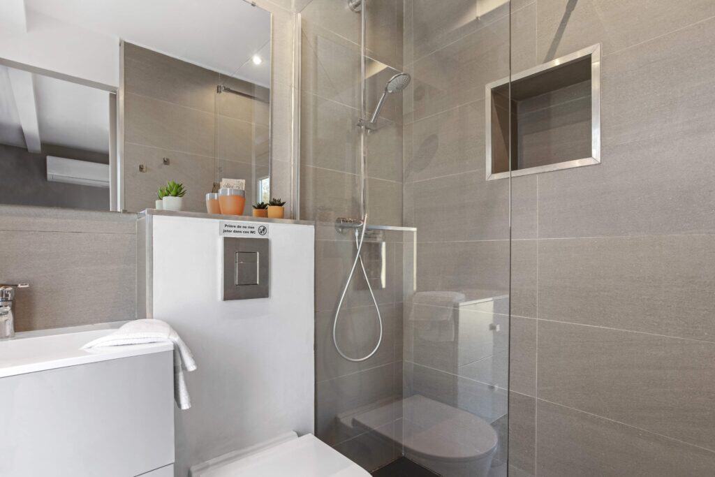 Salle de bain chambre d'ami de la Villa Artemis Golf de saint tropez