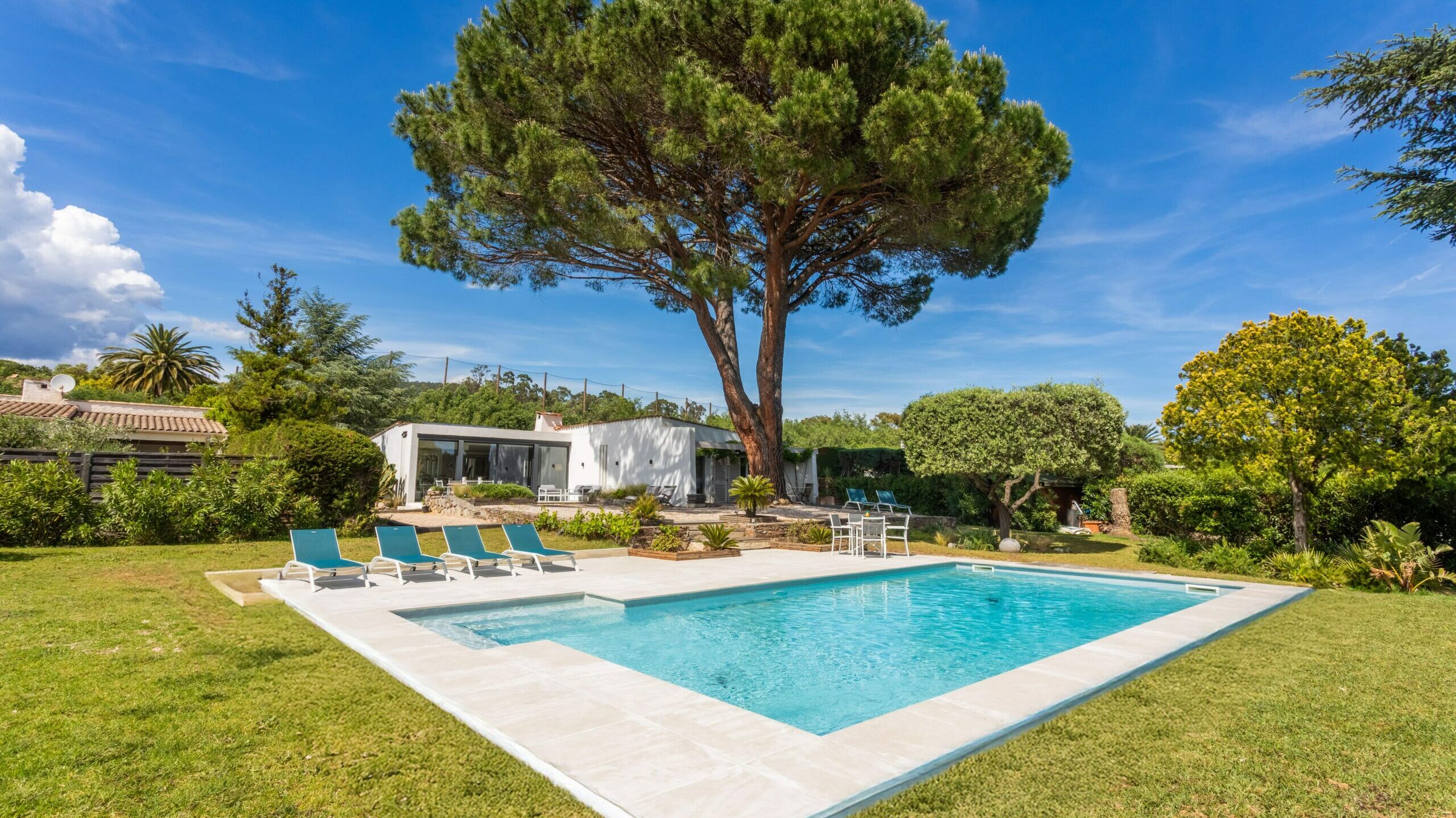 cropped-villa-aremis-1-3.jpg